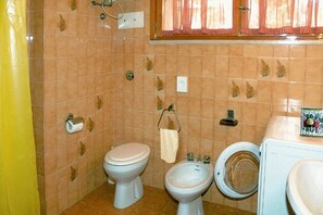 Douche, bidet, serviettes fournies