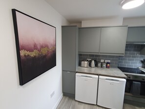 Réfrigérateur, micro-ondes, four, plaque de cuisson