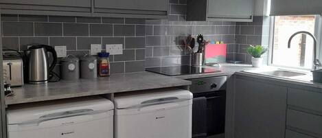 ثلاجة، ميكروويف، فرن، موقد طهي مسطح