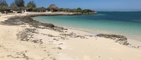 Een privéstrand, wit zand
