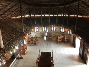 朝食、ランチ、ディナーに営業 (郷土料理と各国料理)