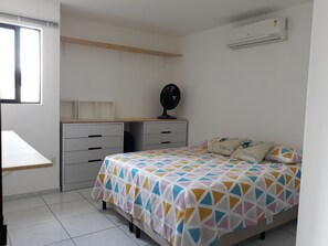 3 quartos, ferros/tábuas de passar roupa, berço de viagem