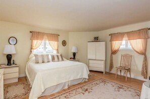 5 bedrooms, desk, iron/ironing board, free WiFi