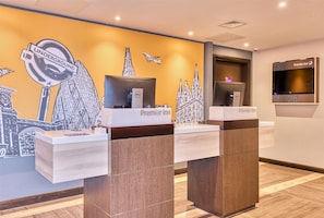 Reception - Premier Inn Milton Keynes Central - Avebury Boulevard (Milton Keynes)