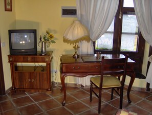 Apartment, 1 Bedroom, Smoking, Ocean View | Living room | TV