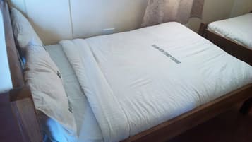 Tweepersoonskamer | Een bureau, gratis wifi, beddengoed