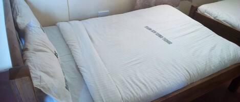 Escritorio, wifi gratis y ropa de cama