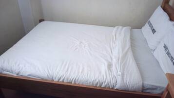 Eenpersoonskamer | Een bureau, gratis wifi, beddengoed