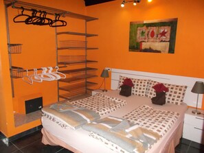 1 bedroom, bed sheets - Modern Holiday Home With Balcony With sea and Mountain Views no Teide-view (Icod de los Vinos)