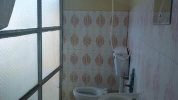Twin Room | Bathroom | Shower, rainfall showerhead, free toiletries, slippers