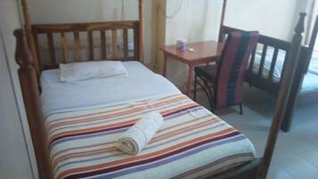 Zweibettzimmer | Schreibtisch, Verdunkelungsvorhänge, kostenloses WLAN, Bettwäsche