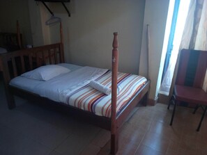 Habitació amb dos llits individuals | Escriptori, cortines opaques, wifi gratuïta i roba de llit 