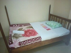 Single Room | Desk, blackout drapes, free WiFi, bed sheets