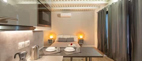 City Apartment (FN 5) | In-room dining