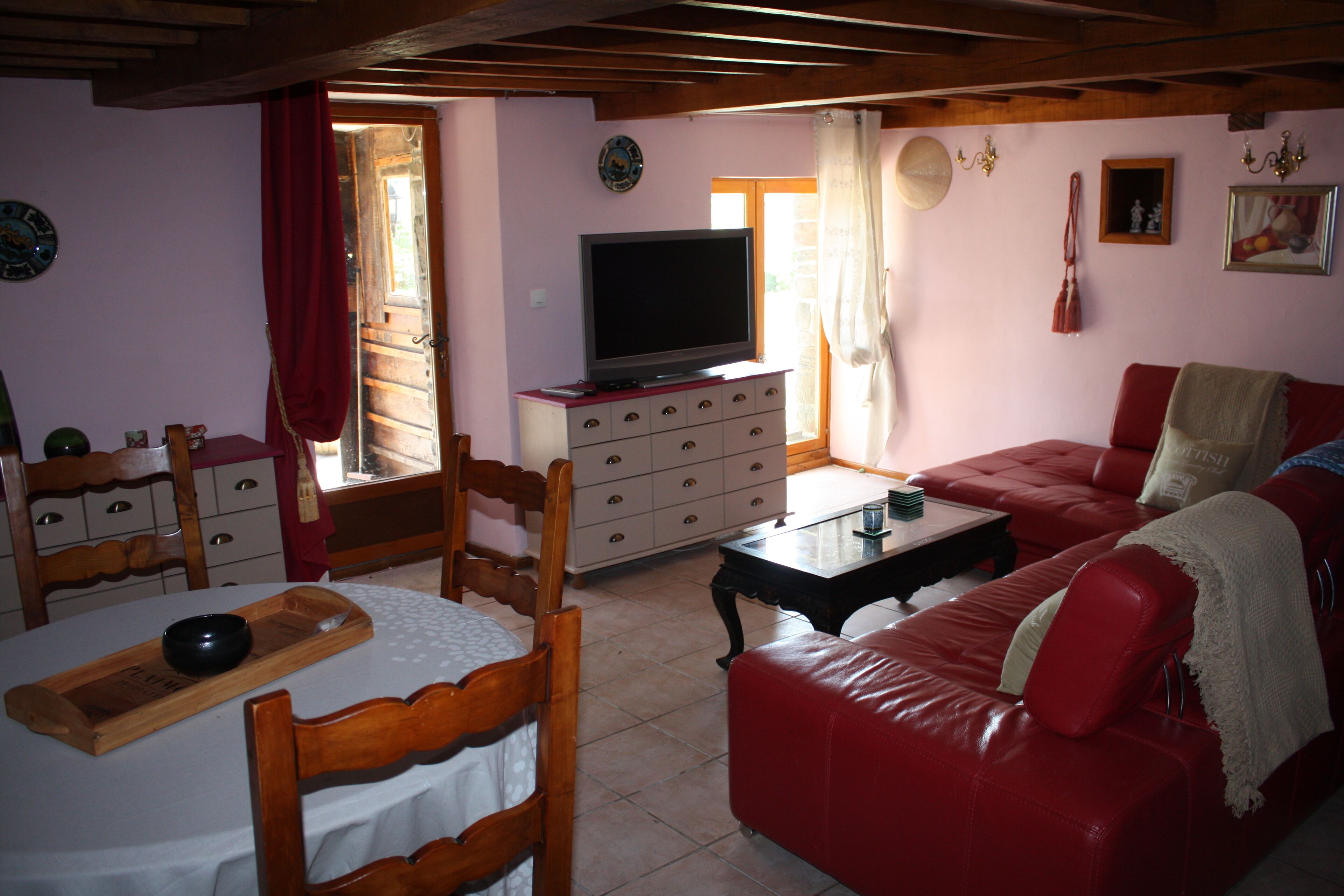 Télévision, cheminée, lecteur de DVD, livres