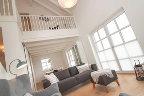 Maison, 3 chambres | Aire de séjour | Téléviseur à écran plat, foyer