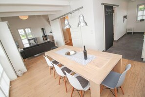 Hus - 3 sovrum | Vardagsrum | Platt-tv och eldstad
