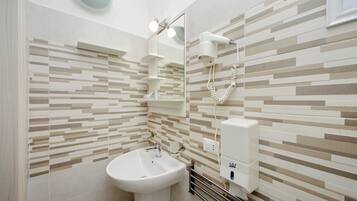 Family Quadruple Room | Bathroom | Shower, rainfall showerhead, hair dryer, bidet