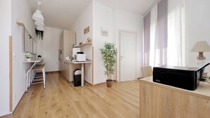 A modern kitchen with a wooden countertop, a coffee machine, and a potted plant. - B&B Felicioni (Fiumicino)