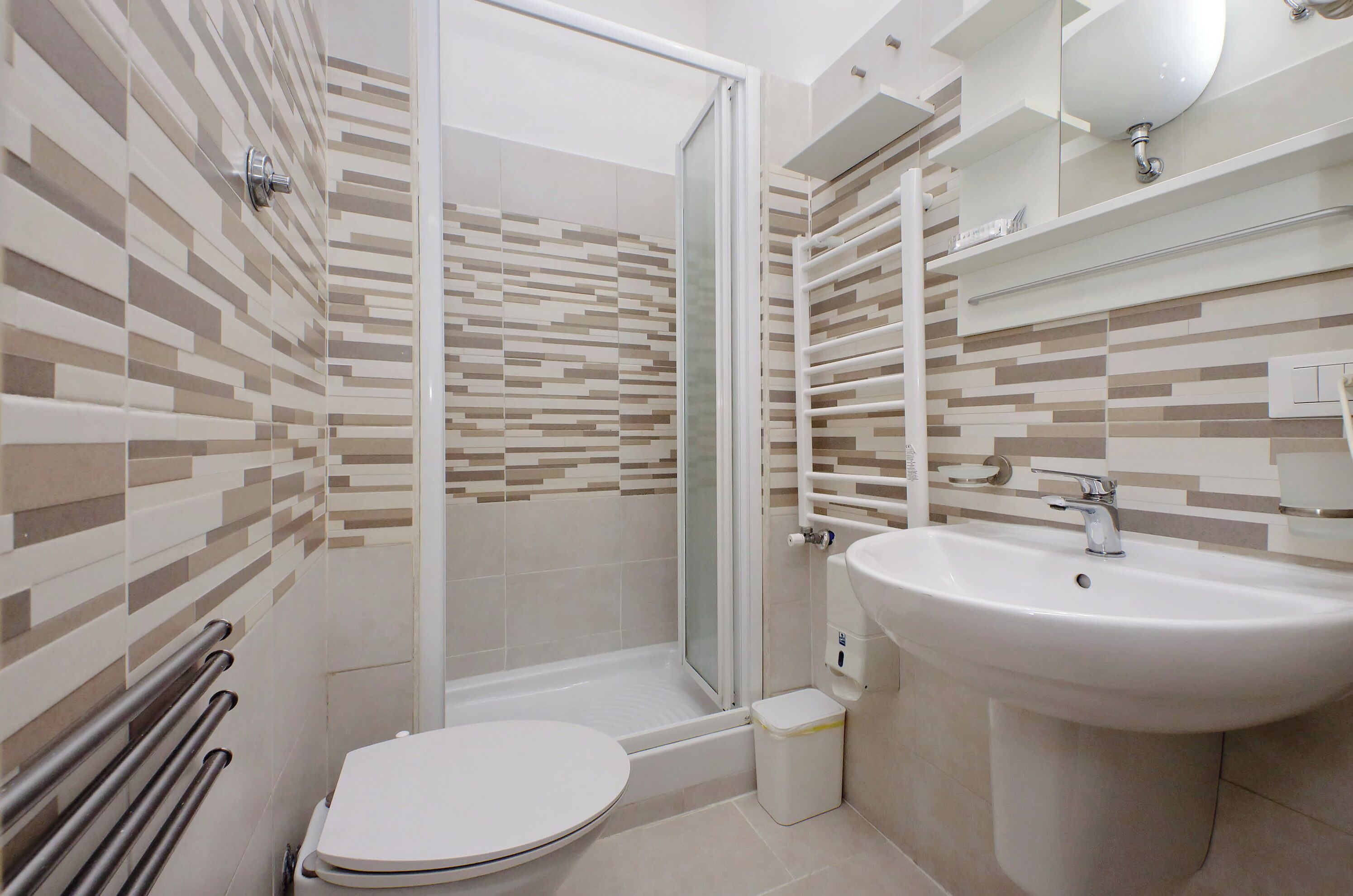 Comfort-Dreibettzimmer | Badezimmer | Dusche, Regendusche, Haartrockner, Bidet