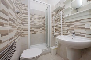 Comfort Triple Room | Bathroom | Shower, rainfall showerhead, hair dryer, bidet - B&B Felicioni (Fiumicino)