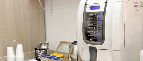 Una máquina de café con menú digital en la encimera de la cocina.