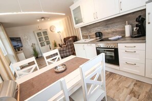 Apartment, 2 Schlafzimmer | Eigene Küche | Kühlschrank, Mikrowelle, Ofen, Herdplatte