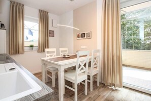 Apartment, 2 Schlafzimmer | Wohnbereich | Flachbildfernseher