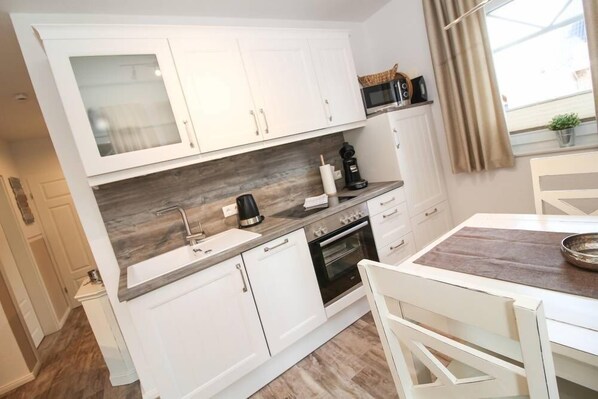 Apartment, 2 Bedrooms | Private kitchen | Fridge, microwave, oven, stovetop