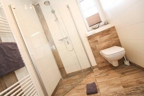 Apartment, 2 Schlafzimmer | Badezimmer | Dusche, Regendusche, Fußbodenheizung (Badezimmer), Handtücher