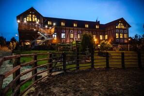 ด้านหน้าที่พัก - ตอนเย็น/กลางคืน