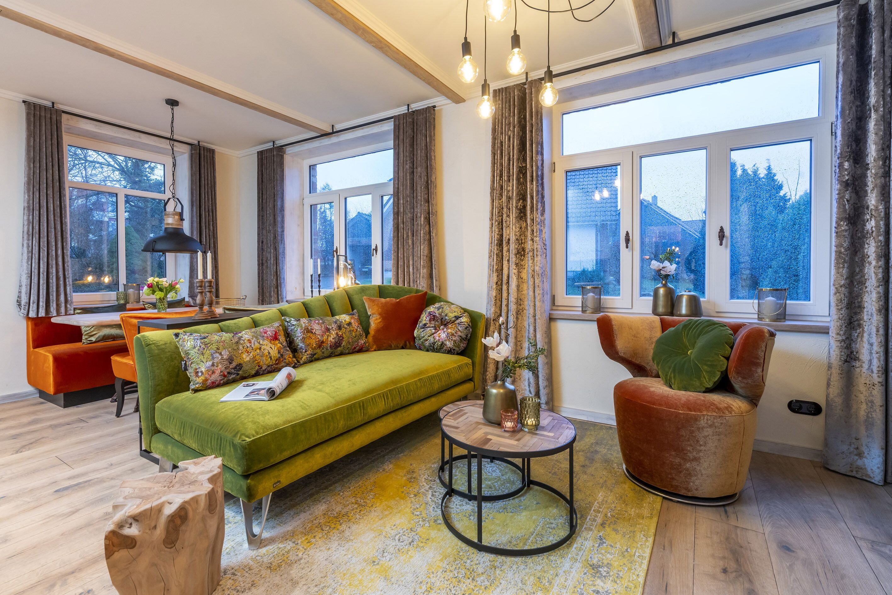 Premium-Apartment | Wohnbereich | 43-Zoll-Flachbildfernseher mit Satellitenempfang, Fernseher