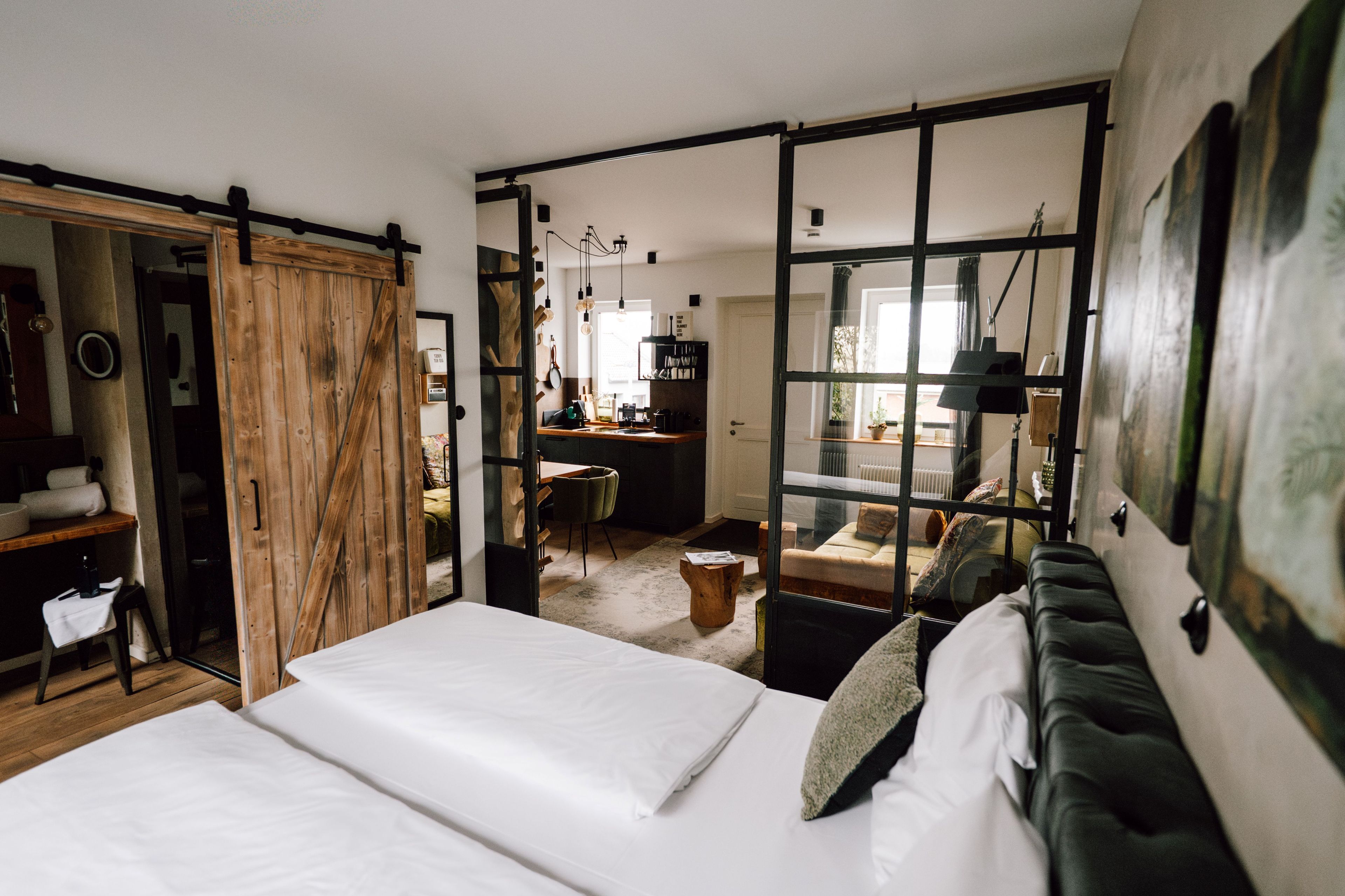 Un dormitorio con una cama grande, un armario de madera y un escritorio con silla.