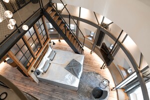 Deluxe tweepersoonskamer (XL) | Luxe beddengoed, een kluis op de kamer, individueel gedecoreerd