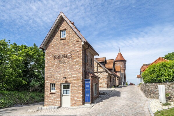 A brick building with a sign reading "Hofhaus 1906". - Apart Hotel Wasserturm (Bad Segeberg)