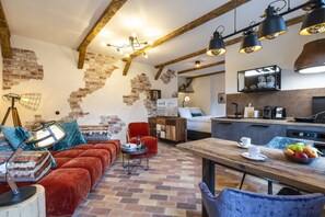 Superior | Living area | 43-inch flat-screen TV with satellite channels, TV - Apart Hotel Wasserturm (Bad Segeberg)