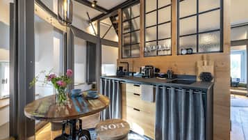 Quarto casal luxo (Weitblick) | Cozinha privada | Geladeira, cooktop, máquina de café expresso, cafeteira/chaleira