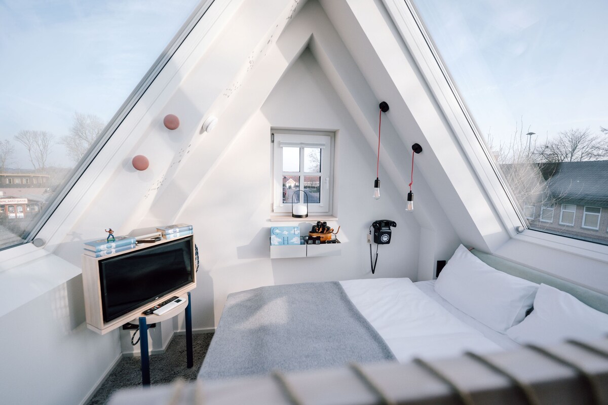 Premium Room | Premium bedding, in-room safe, soundproofing, free WiFi