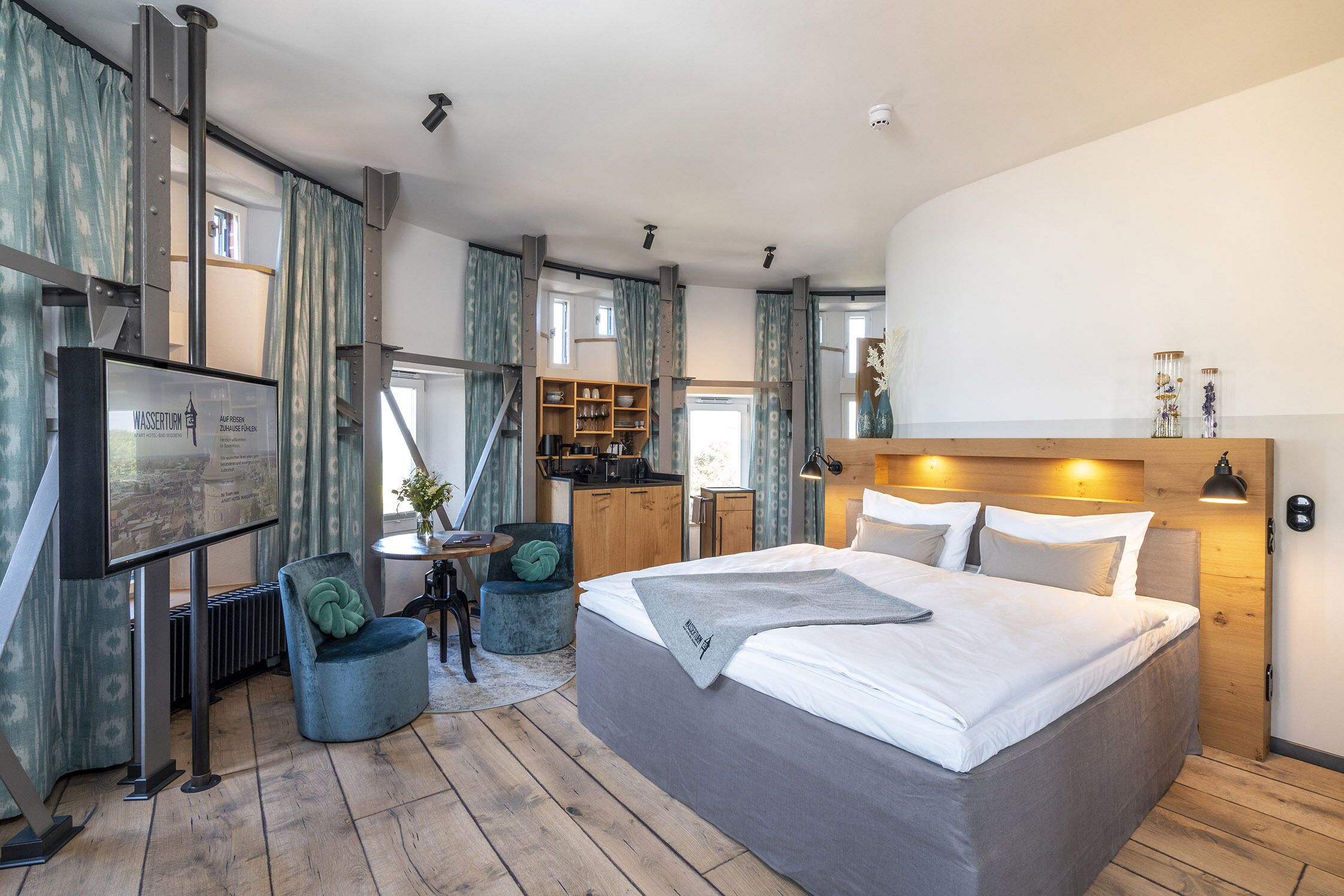 Deluxe dubbelrum (Weitblick) | Sängtillbehör av högsta kvalitet och värdeförvaringsskåp på rummet