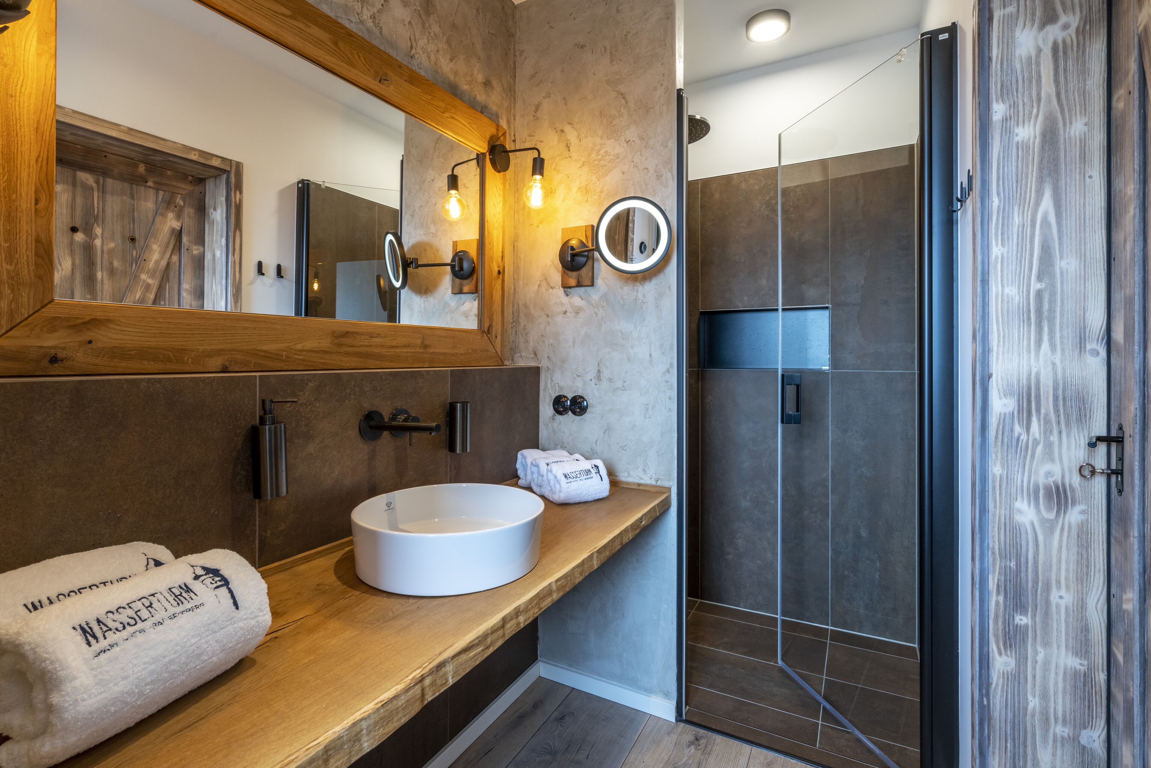 Apartment (Turm-Haus, EG) | Badezimmer | Designer-Toilettenartikel, Haartrockner, Handtücher, Seife