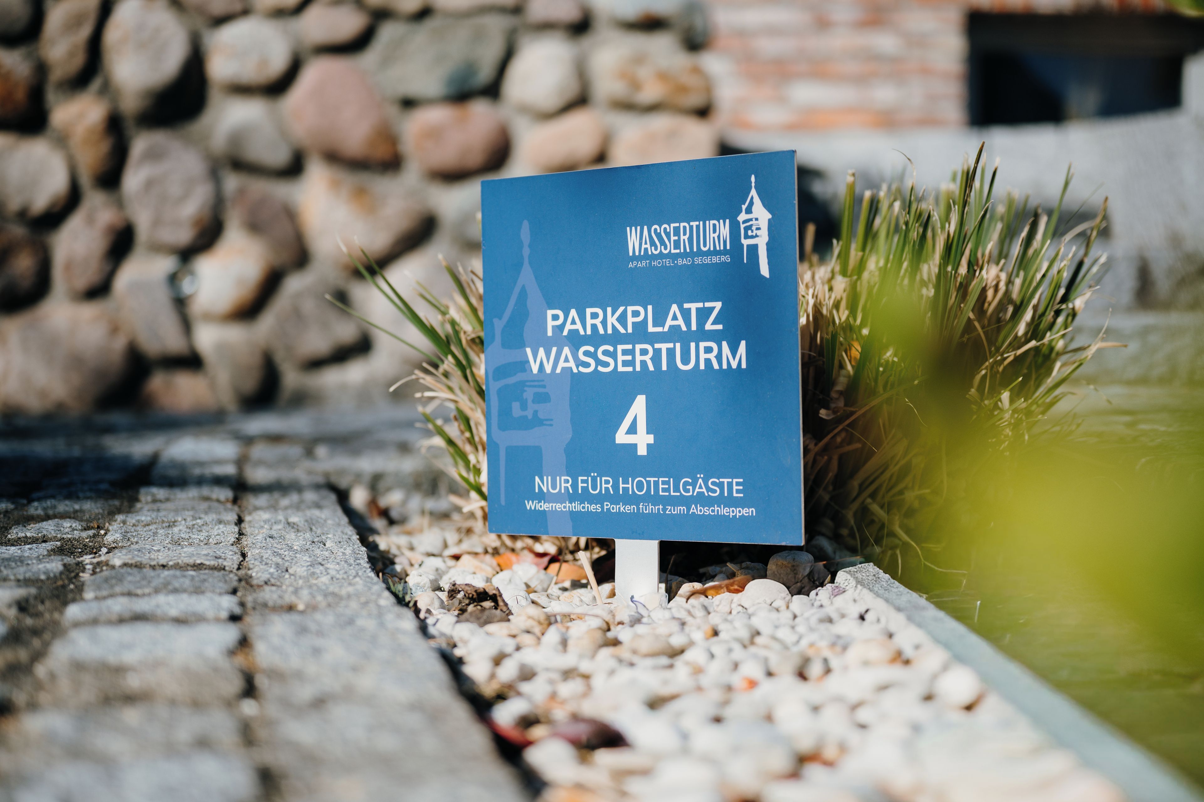 A sign for 'Wasserturm Parkplatz' with the number 4, indicating a parking area.