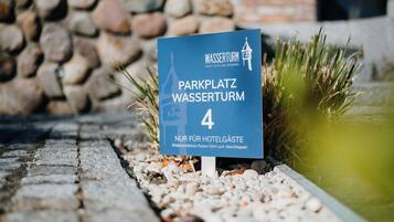 A sign for 'Wasserturm Parkplatz' with the number 4, indicating a parking area.