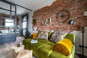 Apartment (Turm-Haus, EG) | Living area | 43-inch flat-screen TV with satellite channels, TV - Apart Hotel Wasserturm (Bad Segeberg)