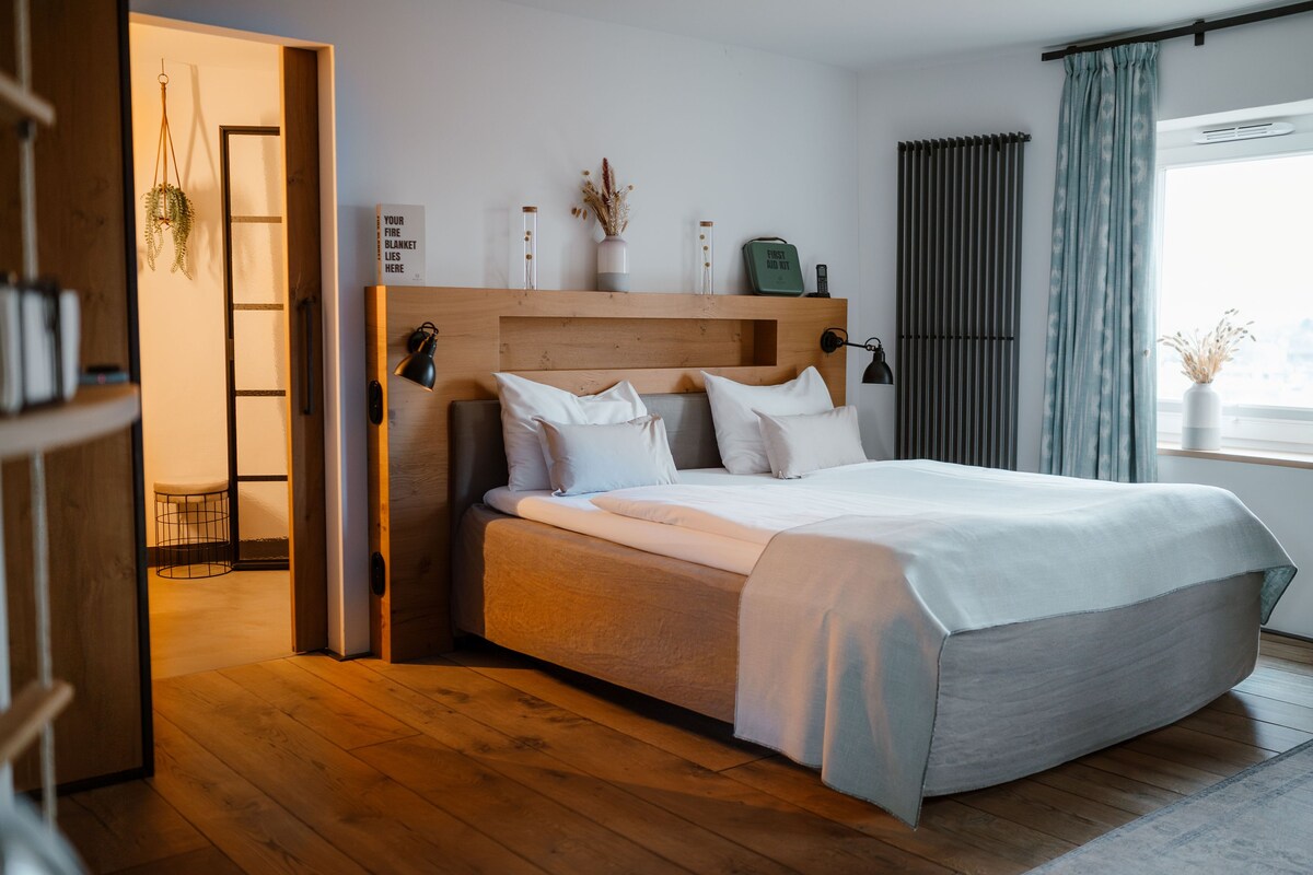 Premium bedding, in-room safe, soundproofing, free WiFi