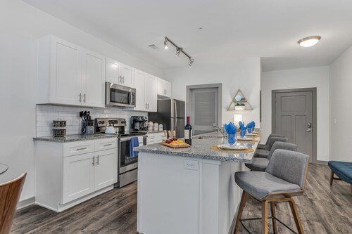 Riverfront Luxury Condo, walk to Aquarium & Dining 