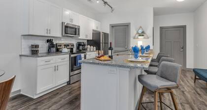 Riverfront Luxury Condo, walk to Aquarium & Dining