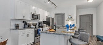 Riverfront Luxury Condo, walk to Aquarium & Dining