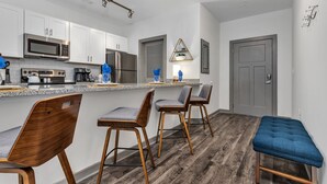 Kaffetrakter/tekoker, kjøleskap, mikrobølgeovn og ovn