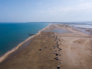 Perto da praia, espreguiçadeiras