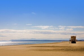 Ranta lähistöllä, aurinkotuoleja